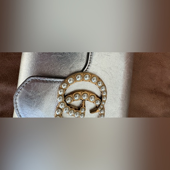 Gucci silver evening clutch. Leather with Pearl accent gold hardware - Picture 10 of 11